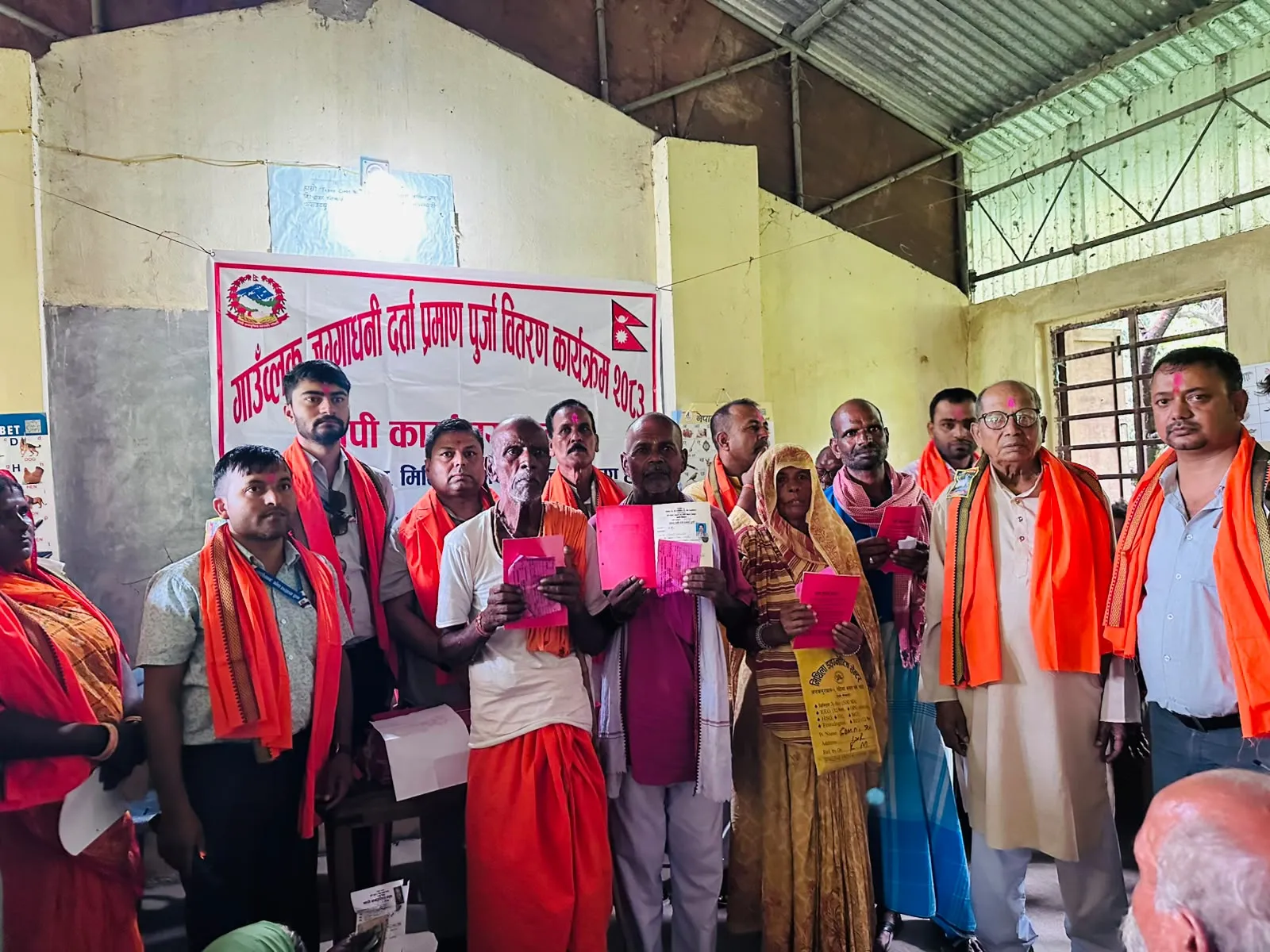 नापजाँच सकिएको ९ वर्षपछि धनुषाका ३८८ परिवारले पाए लालपुर्जा